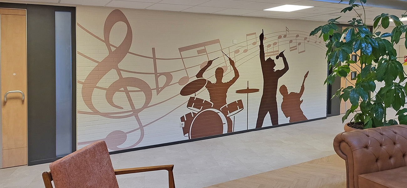 Muziek thema, met stickermateriaal aangebracht op een muur