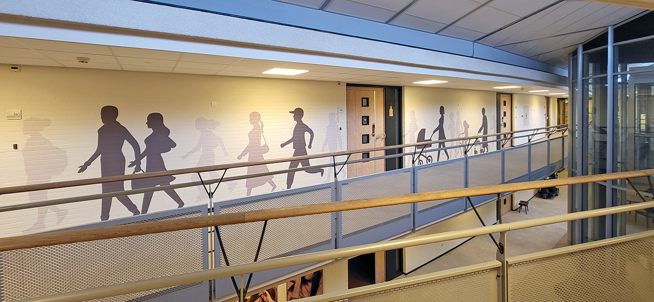 Afbeeldingen, vormen en patronen, met stickermateriaal aangebracht op muren