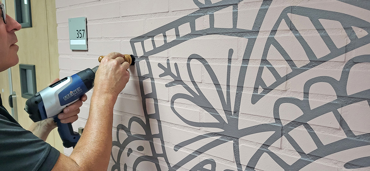 Afbeeldingen, vormen en patronen, met stickermateriaal aangebracht op muren