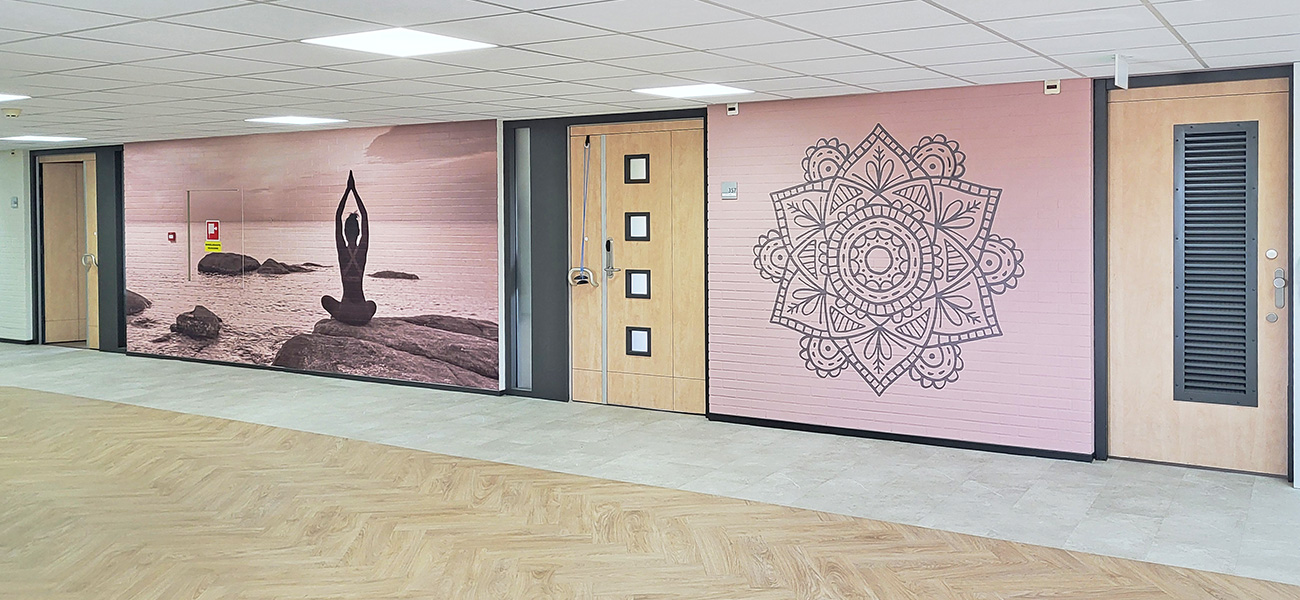 Afbeeldingen, vormen en patronen, met stickermateriaal aangebracht op muren