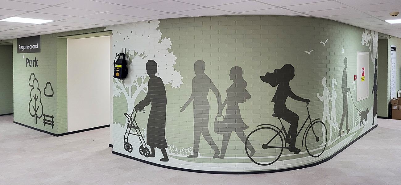 Afbeeldingen, vormen en patronen, met stickermateriaal aangebracht op muren