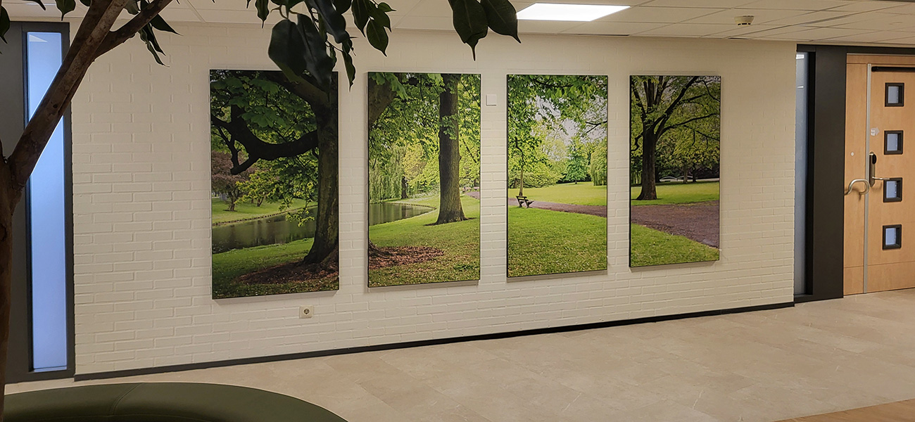 Textielframes creëren een uitzicht op een parkomgeving