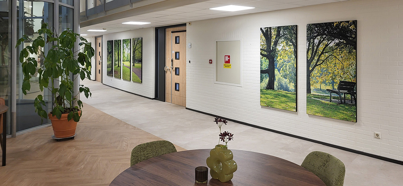 Textielframes creëren een uitzicht op een parkomgeving