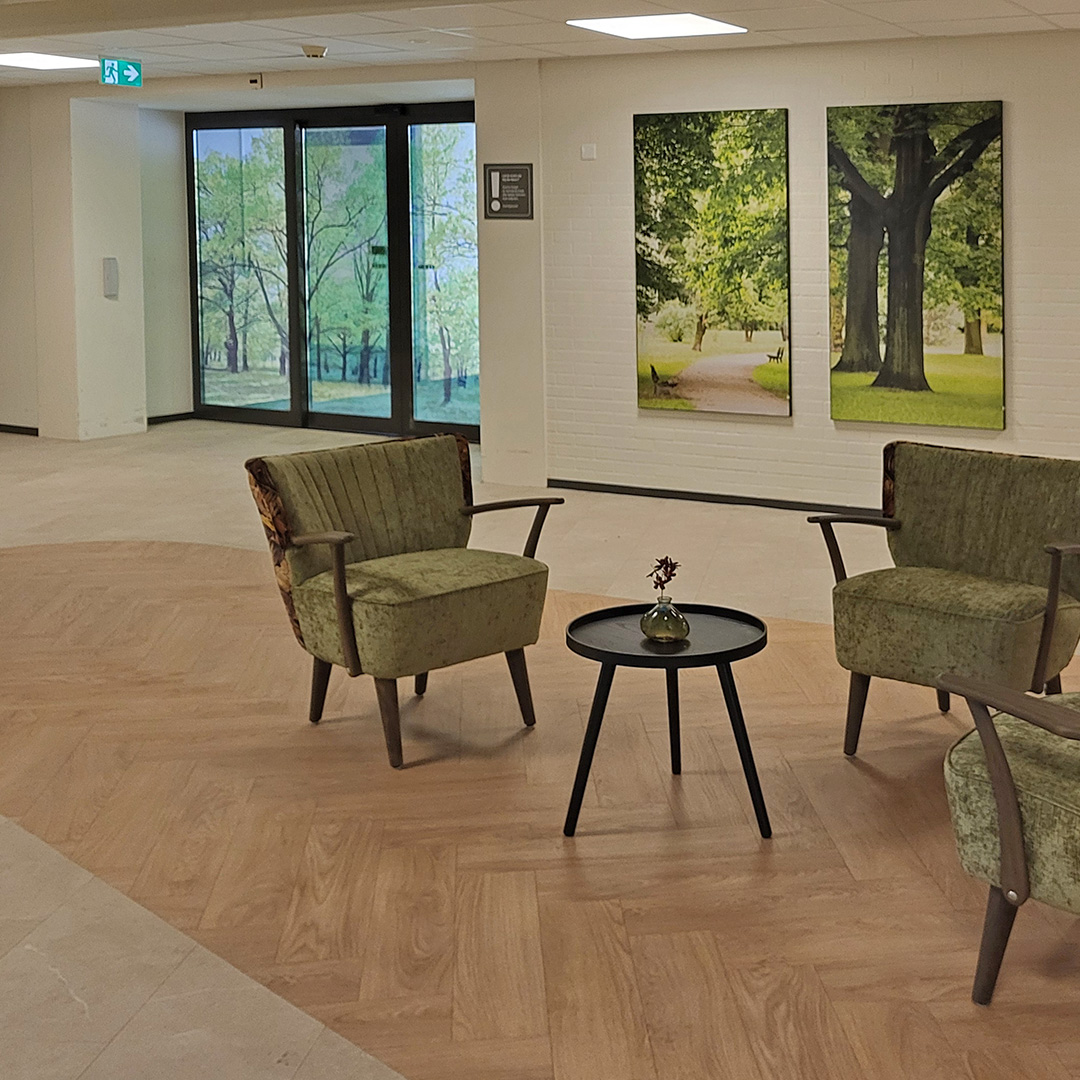 Semi transparante bestickering op toegangsdeur