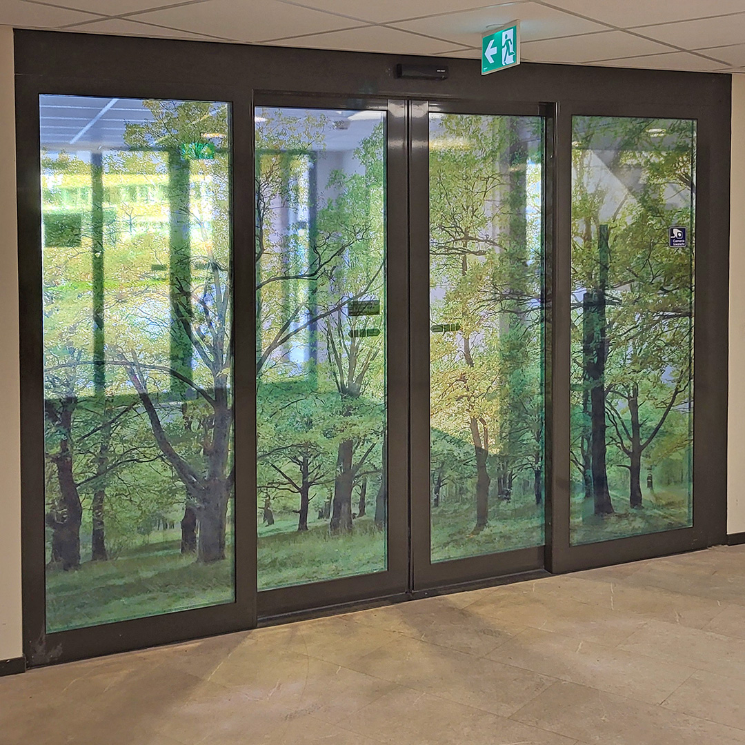 Semi transparante bestickering op toegangsdeur