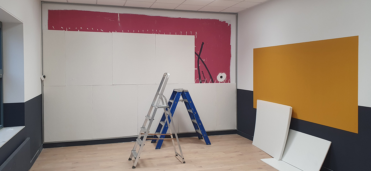 Wandvullend textielframe met akoestische panelen | Wonen Delden